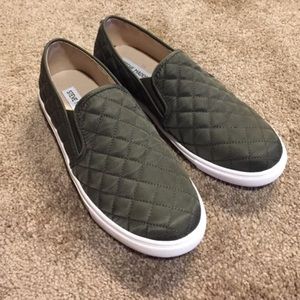 Steve Madden army green slip on flats!